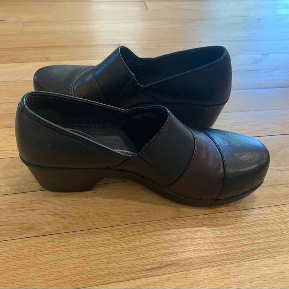 Dansko Black Leather Clog Mules with Brown Center Panel - Picture 4 of 9